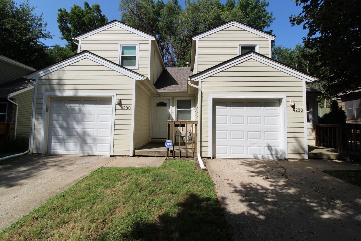 Primary Photo - 2 Bedroom 1 Bath Duplex in the Westport Area
