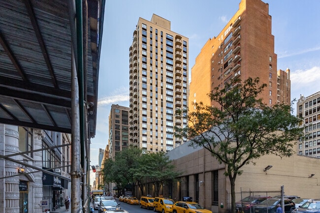 403-409 Park Ave S - Ascot Apartments