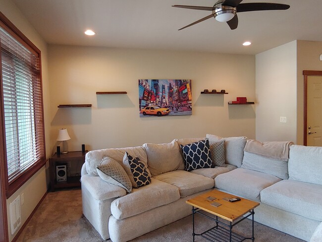 Living room - 660 Telegraph Rd