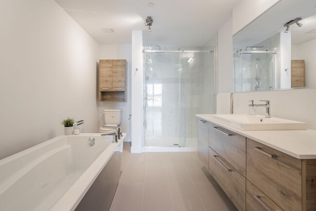 Building Photo - 7 Elements