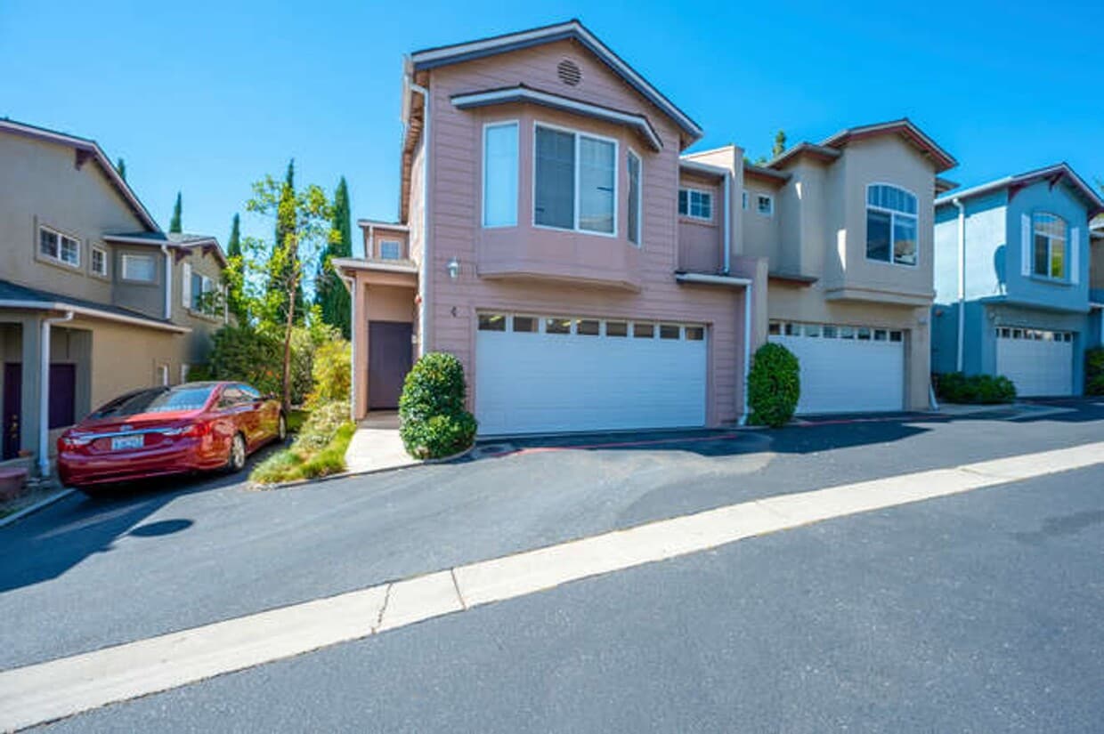 Primary Photo - Charming 3bd/2.5 bath Condo