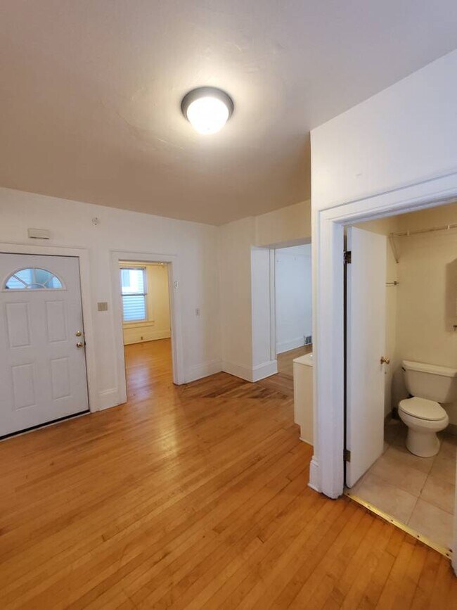 Building Photo - Spacious 5BED/2BATH Upper Near Marquette