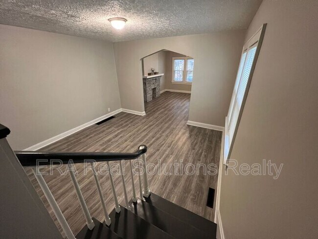 Building Photo - 1210 Oakwood Ave