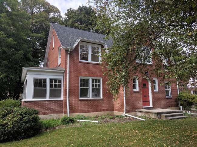 Building Photo - 245 E Hamilton Ave