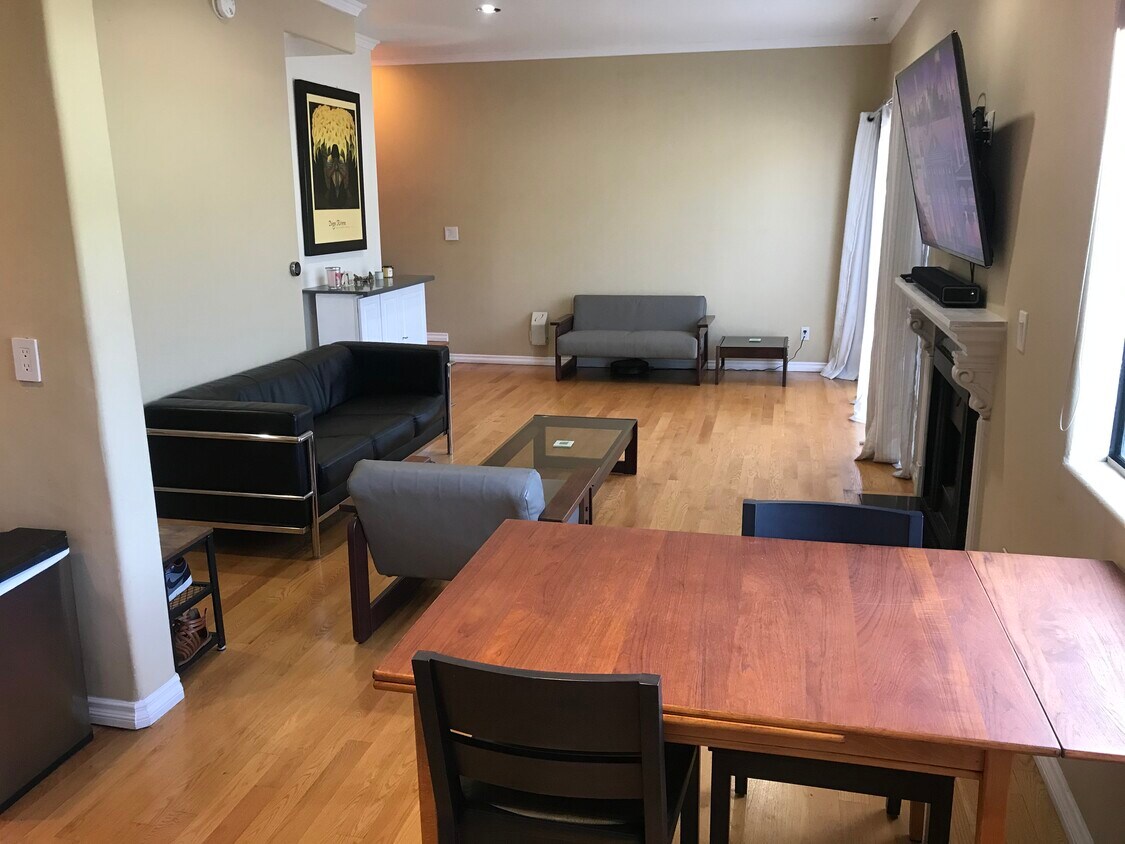 living/dining room view - 1422 Hi Point St