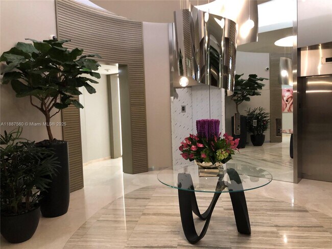 Foto del edificio - 10275 Collins Ave
