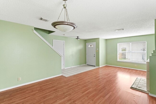 Building Photo - 2 Story 4 BD | 2.5 BA Available in July near Medical Center!