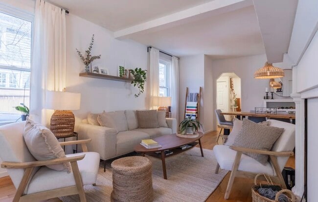 Building Photo - 2052 Caroline St