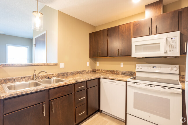 2BR, 2BA - 900SF - Kitchen - Cedar Rapids Brickstone