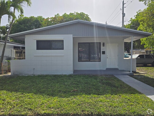 Building Photo - 1000 NW 55th Ter