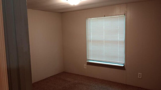 Building Photo - 70 Oak View Dr