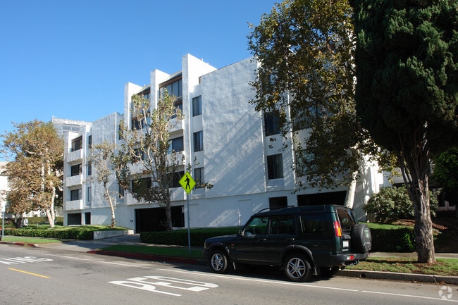 Building Photo - 10990 Rochester Ave