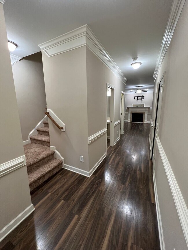 Building Photo - Stunning 3 Bed 2.5 Bath Townhome with Acce...