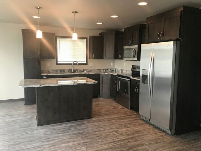 Building Photo - 3 Bed 4 Bath Single Family Home