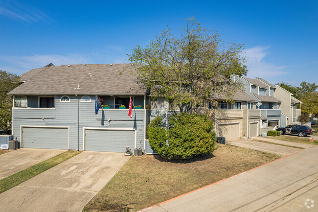 Building Photo - Hidden Oaks Townhomes