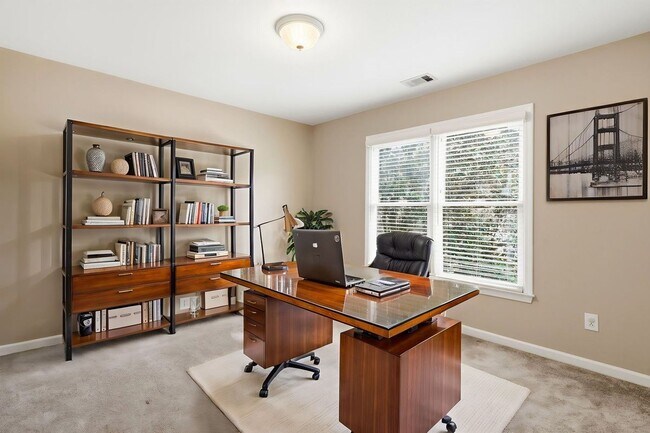 Foto del edificio - 310 Stoneleigh Dr SW