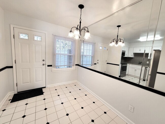 Foto del edificio - 2-Bedroom in the perfect location! ***First month free with a 13-month lease.***