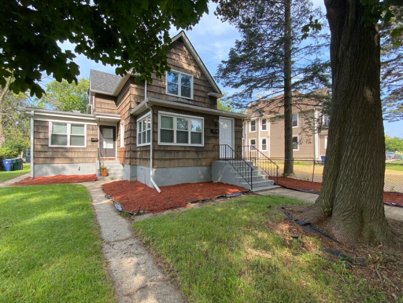 1806 Park Ave, North Chicago, IL 60064 Room for Rent in North Chicago