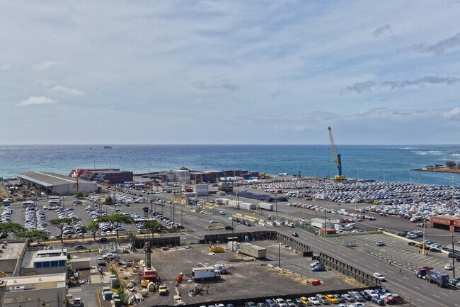 Building Photo - Live in the Heart of Kakaako!