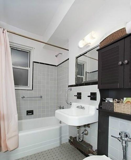 Foto del edificio - 310 W 49th St