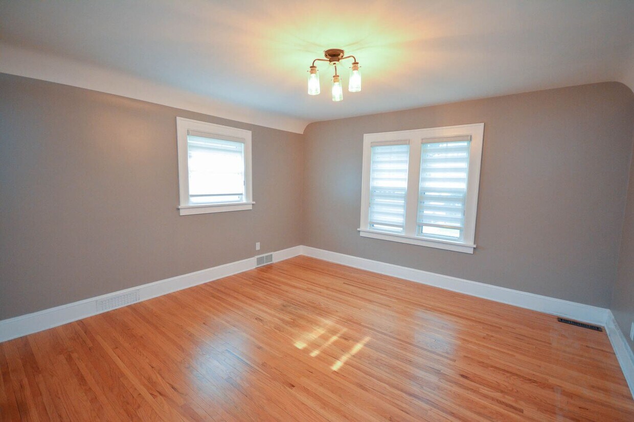 Primary Photo - Gorgeous home with classic details in the ...
