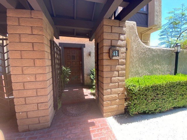 Foto del edificio - 427 E Mission Rd