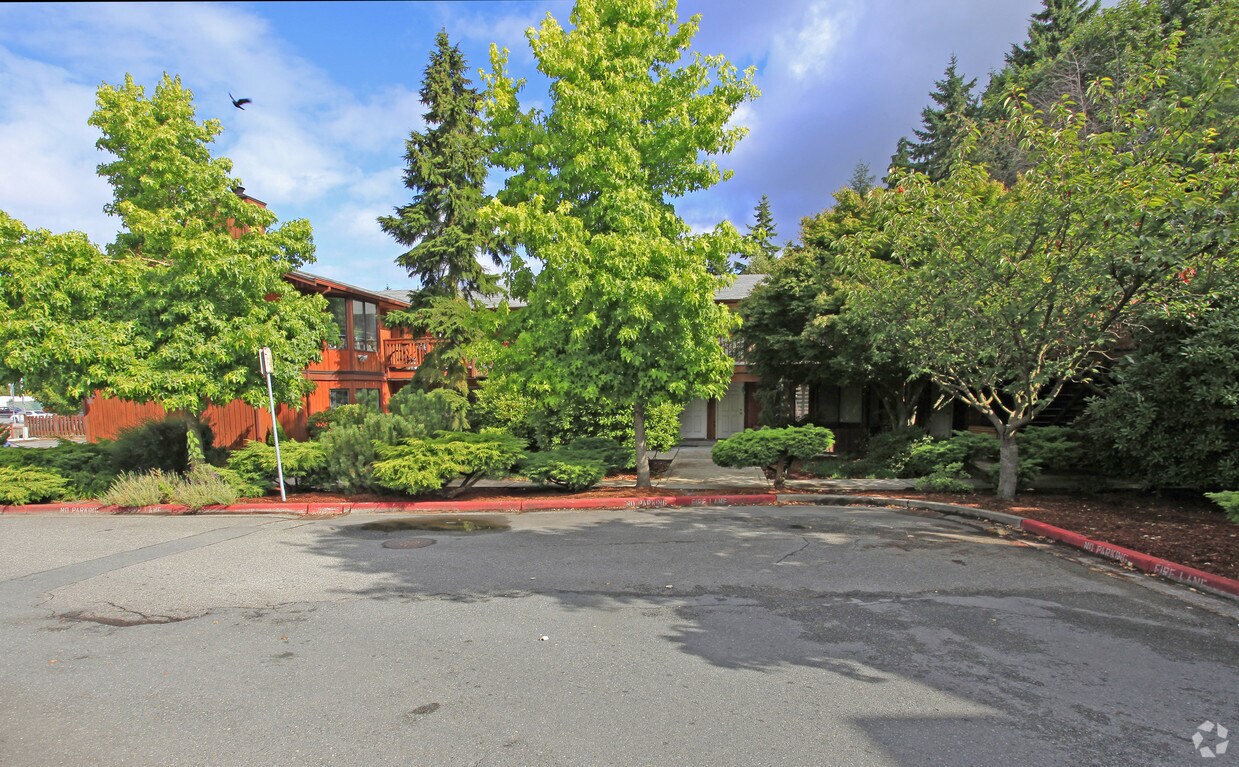 Foto del edificio - Rainier Drive Apartments