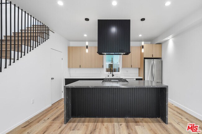 Foto del edificio - 839 N McCadden Pl