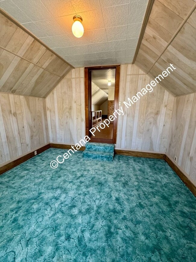 Building Photo - Huge 3 bedroom house with 2 bonus rooms an...