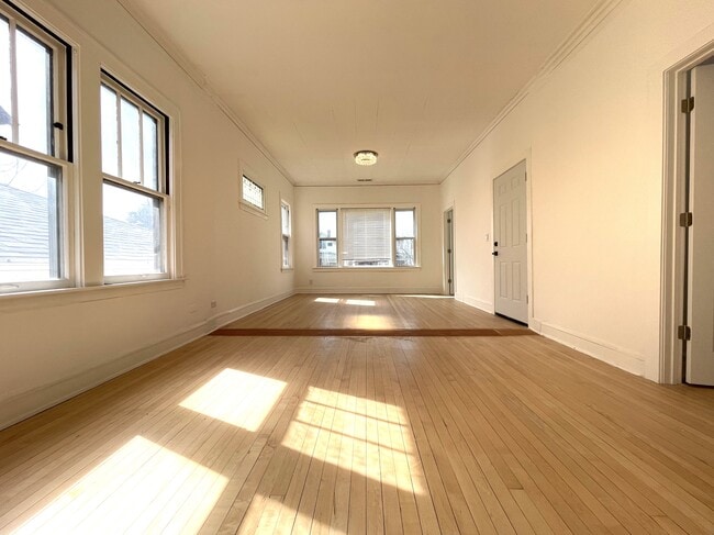 living / dining combo - 1321-2 East Ave