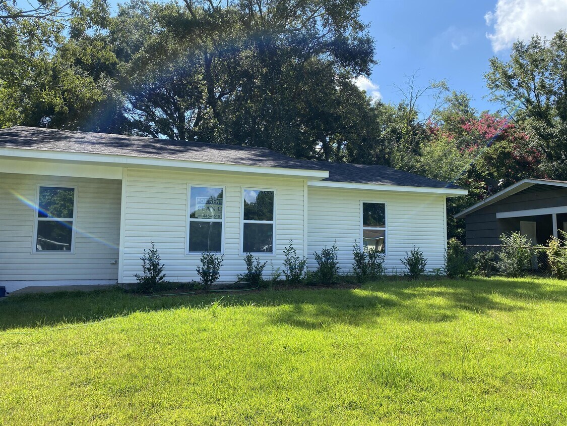Foto principal - 615 Wesley Ln E