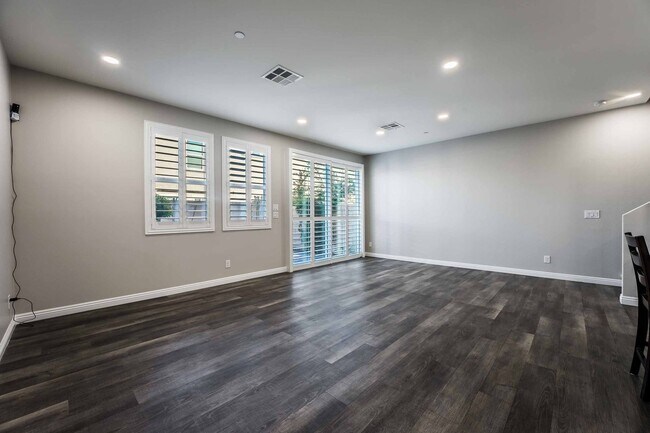 Foto del edificio - Modern Gated Townhome with Designer Finishes in Southwest Las Vegas!