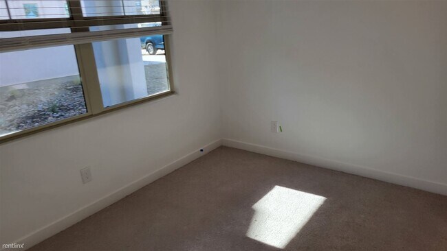 Building Photo - 3 br, 2 bath Townhome - 9837 East Gamma Av...