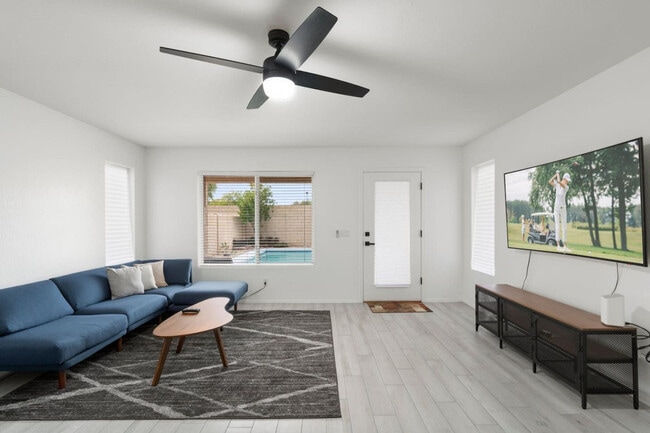 Building Photo - 13682 W Desert Flower Dr
