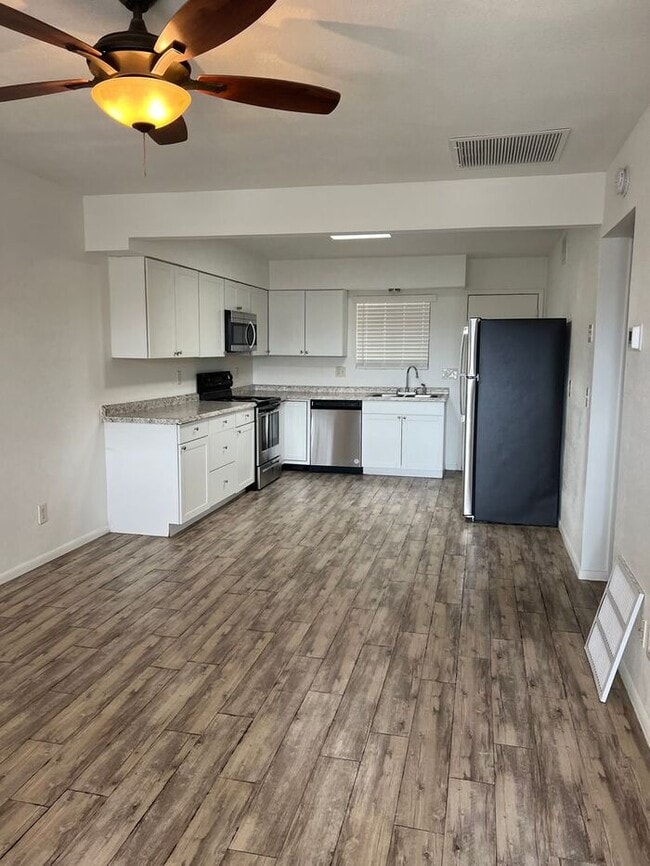Building Photo - 2 Bedroom Central