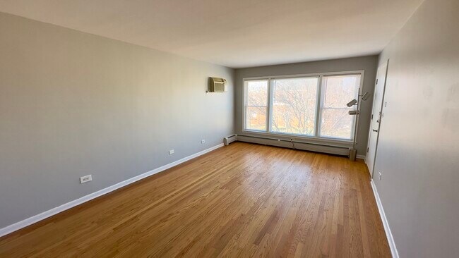 Foto del edificio - 6153 W Montrose Ave