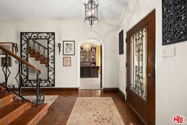 Foto del edificio - 6141 Warner Dr