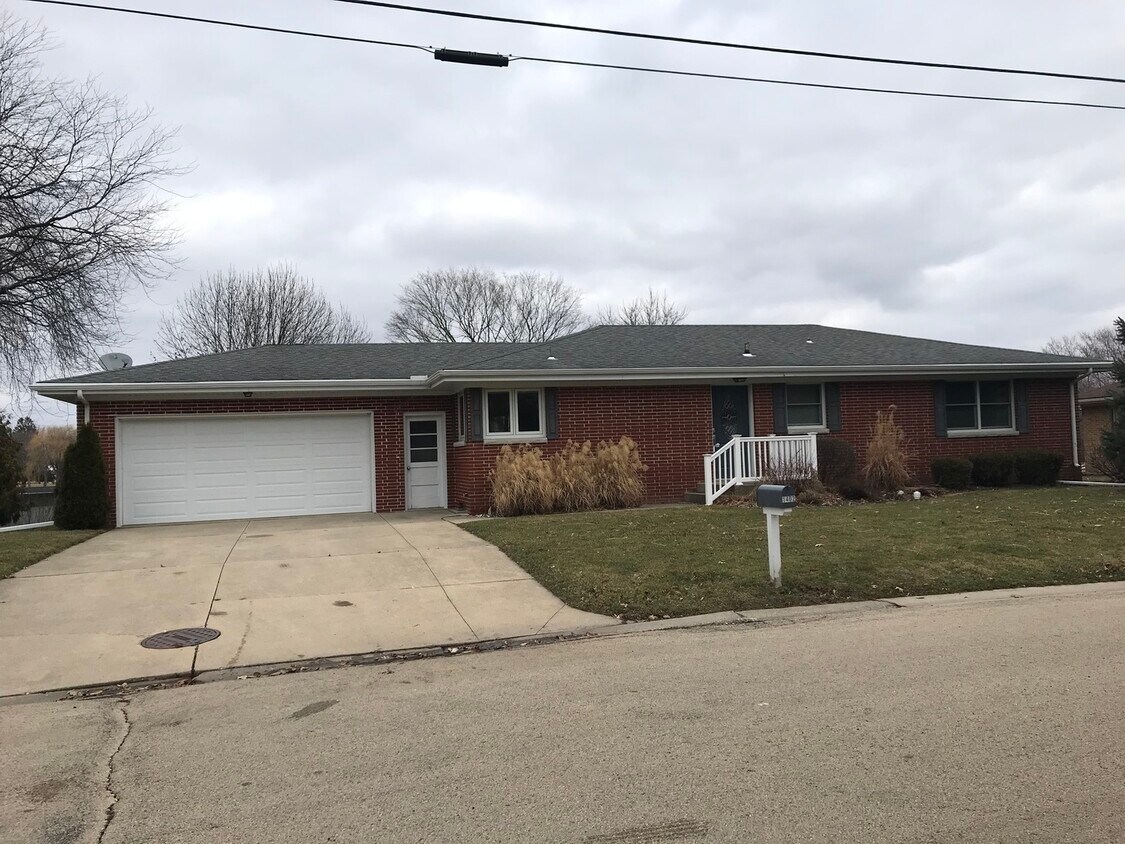 Foto principal - 1402 Lakeview Dr