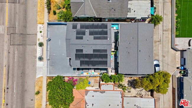 Foto del edificio - 5855 Vineland Ave