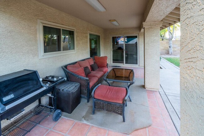 Foto del edificio - 2434 W Lompoc Ave