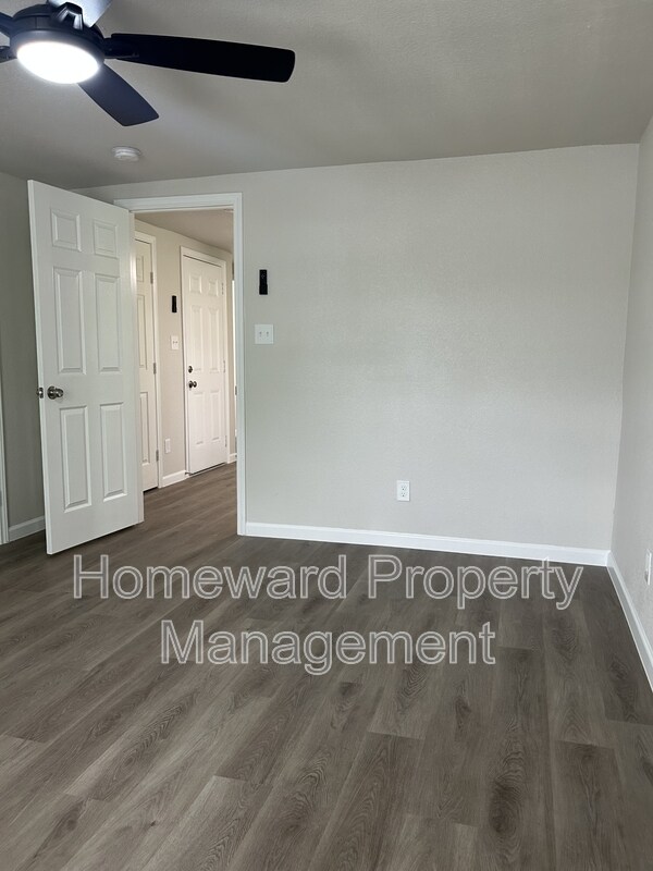 Building Photo - 407 N Justin Ave