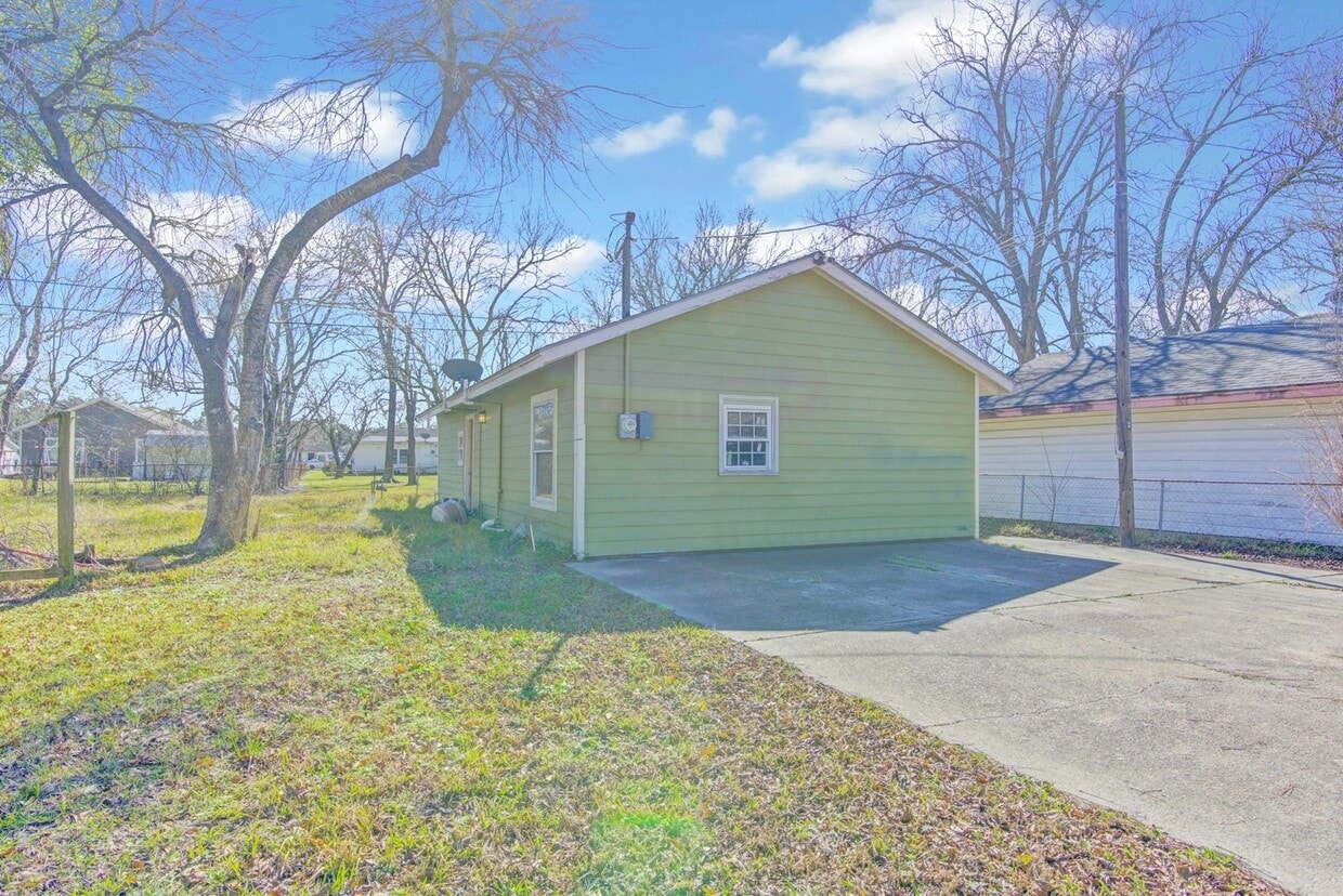 Primary Photo - 413 Azalea Drive, Unit 1/2