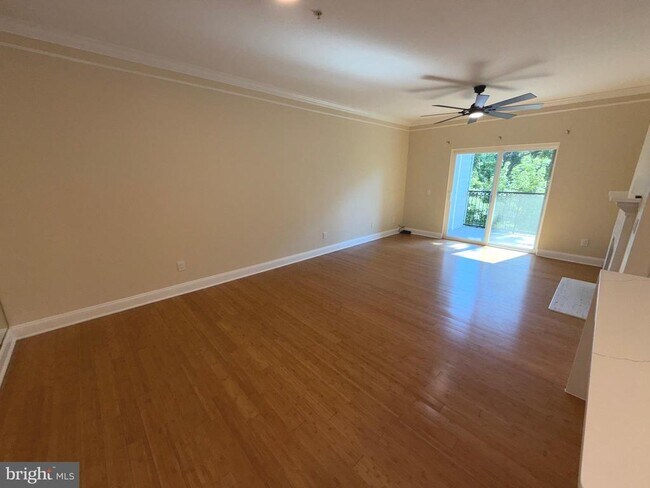 Foto del edificio - 1571 Spring Gate Dr.