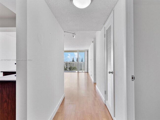 Building Photo - 18021 Biscayne Blvd