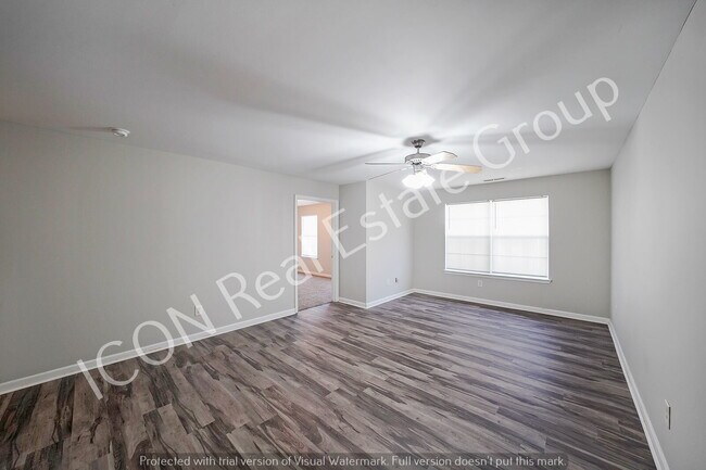 Building Photo - 3/2 Ground Floor apartment with new flooring and freshly painted!!