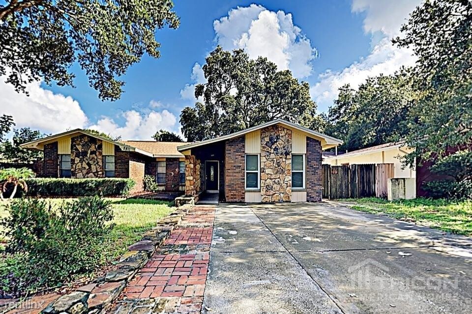 Primary Photo - 2811 Pine Tree Ave