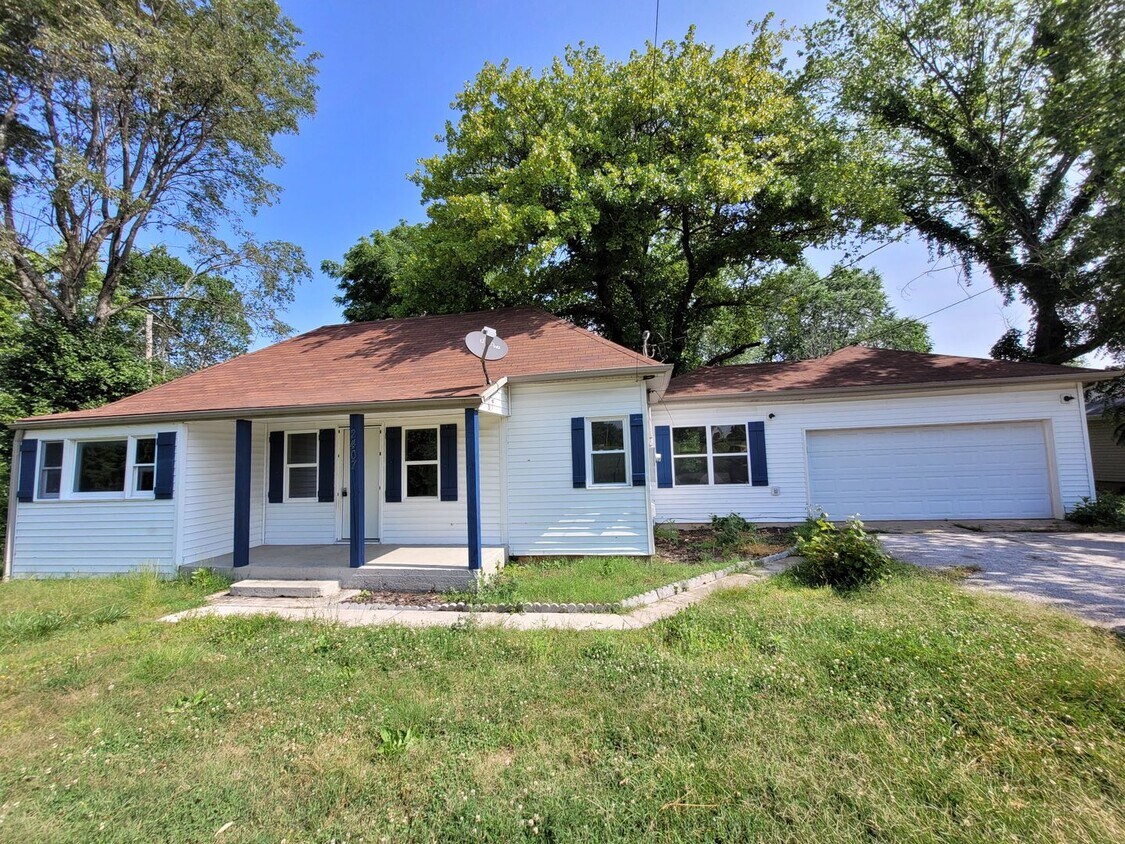Primary Photo - Available Now! 3 Bedroom 1 Bath house!