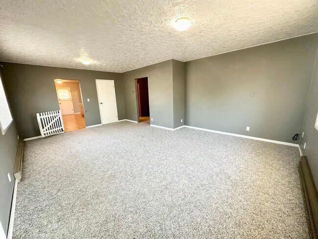 Foto del edificio - 2 Bedroom 1 Bathroom Home with Acreage in Town