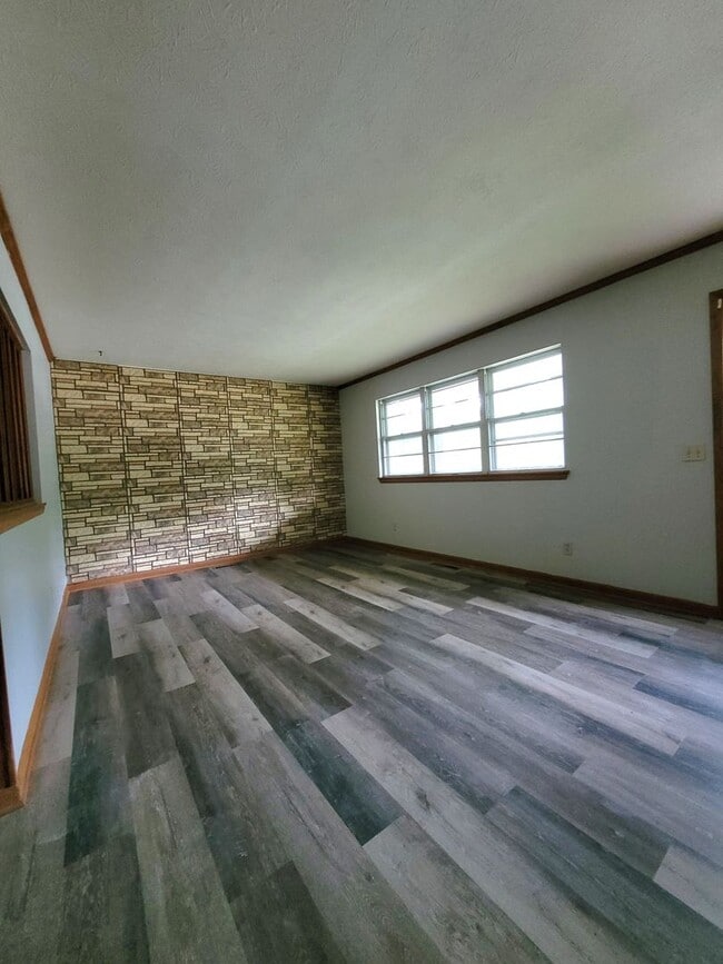 Building Photo - Move In Special! 4 Bedroom 1.5 Bath house!