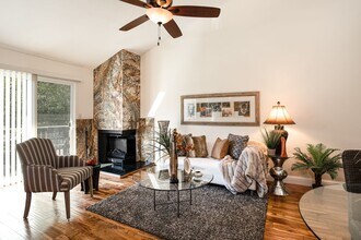 A Spacious 2 bedroom, 2 bathroom Townhouse - Upscale That’s Right On Trend